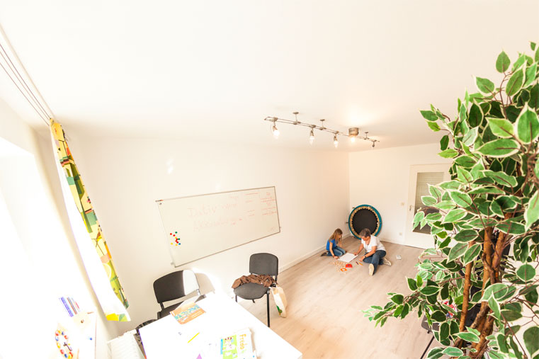 Andrea mit Maedchen in ihrem Raum